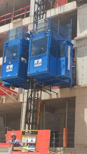 Elevador de Obra do Tipo Cremalheira