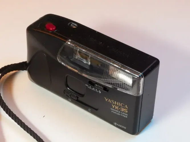 YASHICA - YK35 - FOCUS FREE