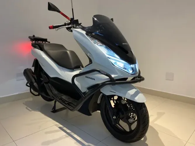 PCX 2024 branca personalizada com acessórios apenas 1.800 km