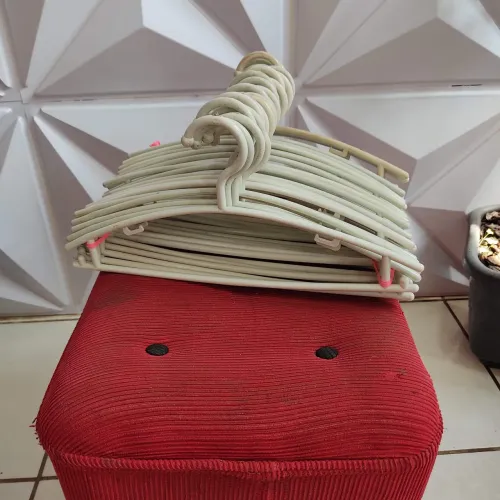 Vendo 20 UN cabides ideal para loja de roupas 