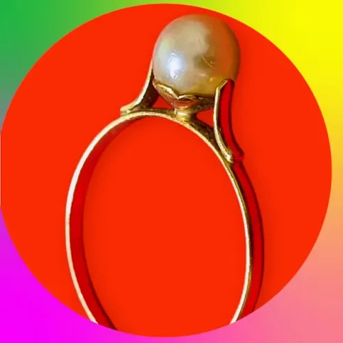 Anel Solitário de Ouro Amarelo Com Pérola Branca Levemente Amarelada