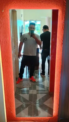 Espelho com iluminação embutida