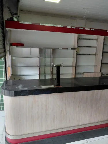 Prateleiras e balcão p mercado