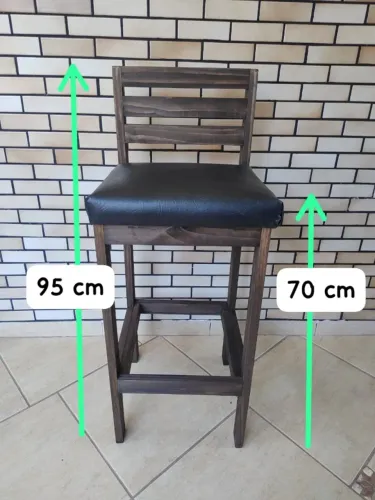 Banquetas altas com assento estofado e com opções de cores no courino