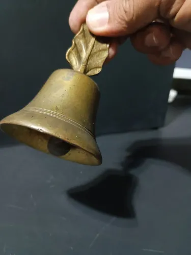 Sino de bronze com detalhe de folha