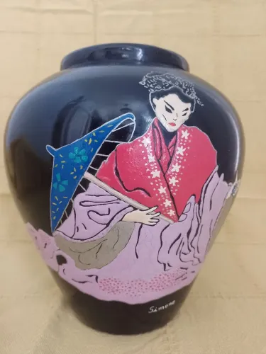 Vaso em barro - Japonesa sobre fundo preto.