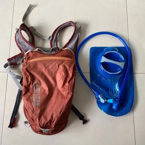 C306 - Mochila Camelbak Hydrobak Light cor marrom 1.5L usado em perfeito estado