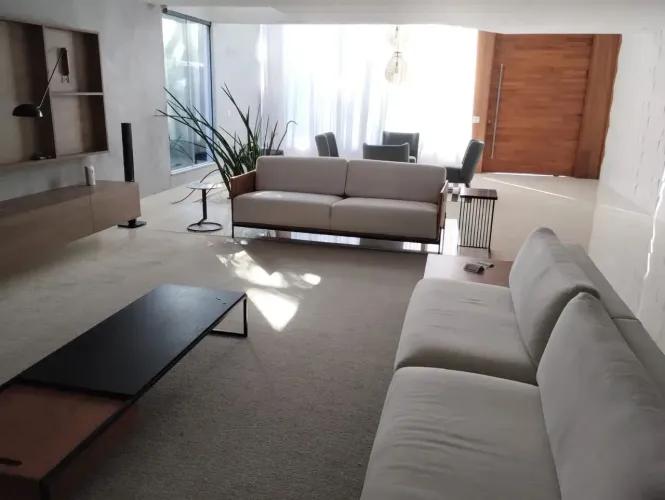 Casa mobiliada para venda e locação no condomínio Alphaville, Barra da Tijuca.