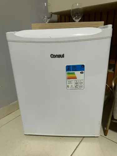 Frigobar 76 litros, sem detalhes, bem novinho 