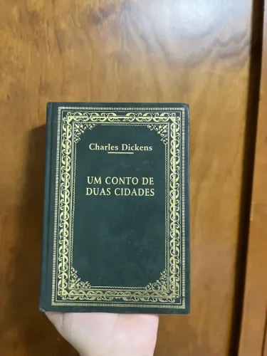 Um conto de duas cidades Romance por Charles Dickens