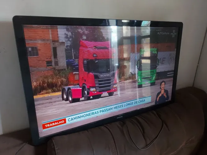 TV Philips 42 polegadas com detalhes listra