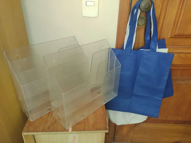 Porta documentos em acrílico, vertical, perfeito estado, 2unid.