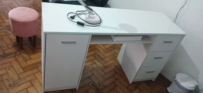 Mesa com tampo de vidro