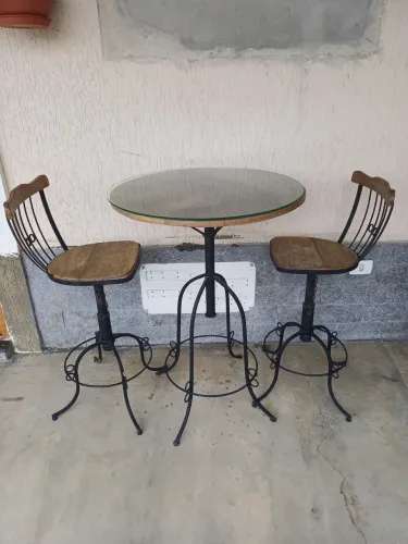 Mesa e cadeiras em madeira de demolição.