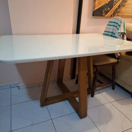 Mesa madeira branca com tampo de vidro.