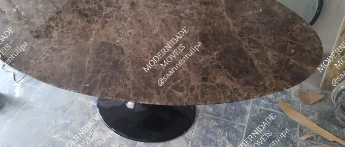 Fabricamos mesa saarinen tulipa + tampo oval 1.80x1.00 marrom imperial 