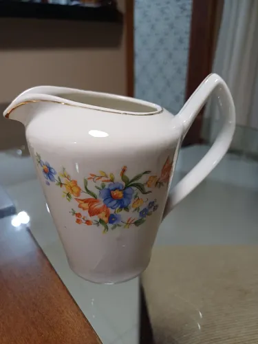 Porcelana Pozzani . Leiteira. Antiguidade 
