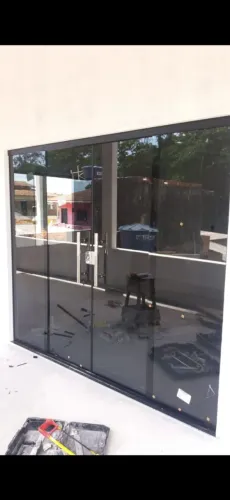 PORTAS JANELAS EM VIDRO TEMPERADO INCOLOR VERDE E FUMÊ. FABRICAMOS PORTAS PORTÕES ALUMINIO