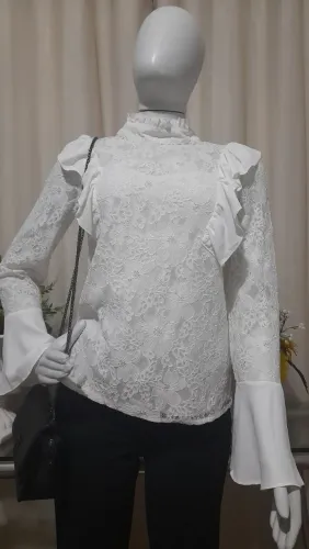 Blusa de renda branca com detalhes