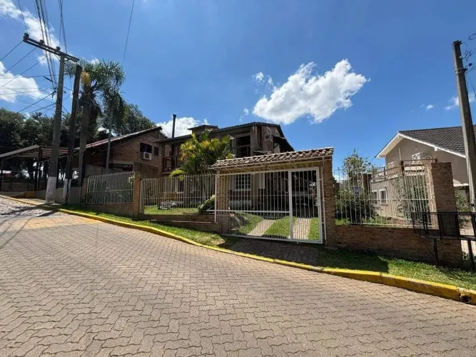 Casa no Cantegril, 4 dorm. sendo 3 suítes, Amplo Estar e Piscina