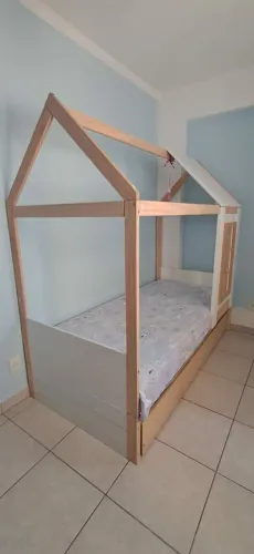 Cama casinha com cama auxiliar