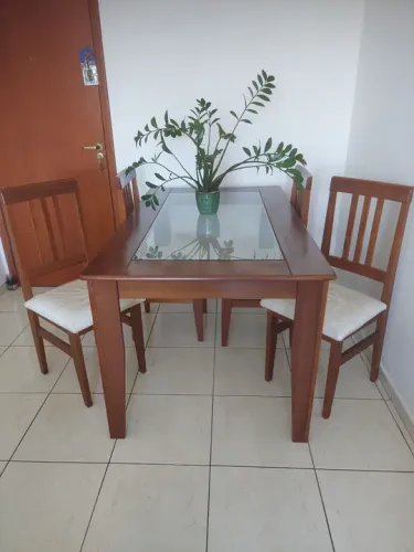 Conjunto  de mesa  e cadeiras de jantar. 