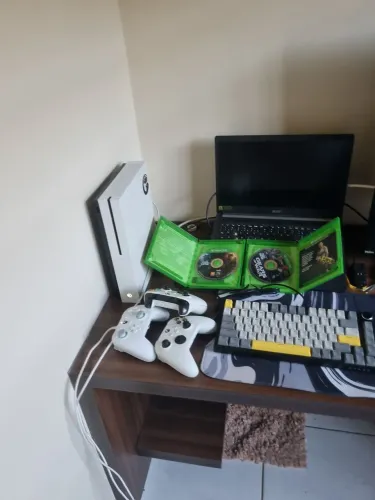 Xbox One S com 3 controles e 2 jogos mídias físicas