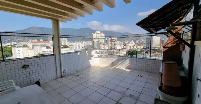 Cobertura à venda na Rua Justiniano da Rocha, Vila Isabel. São 4 quartos bem distribuídos,