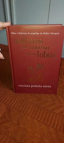 DESAPEGO - Livro Mulheres Que Correm Com os Lobos, de Clarissa Pinkola Estés.