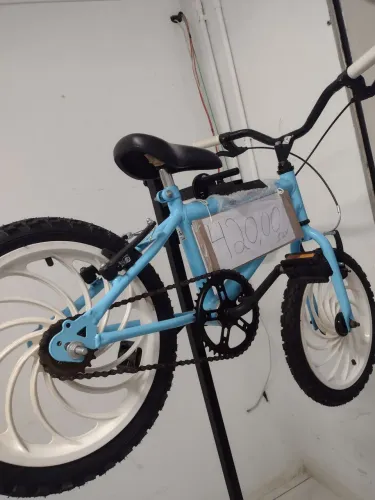 Bicicleta Infantil Azul com Rodas Brancas.