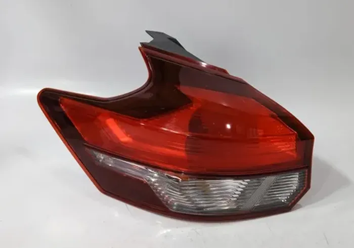 Lanterna Esquerda Kicks 2016 2017 2018 2019 2020 Esquerdo/motorista Vermelho