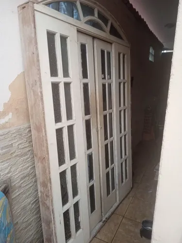 Porta de madeira estilo colonial 