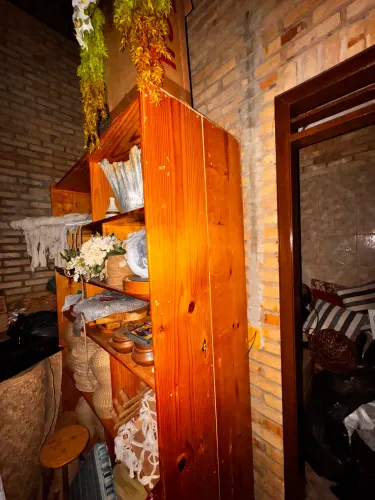 Estante de madeira maciça para decoração, hotel, pousada, comércio