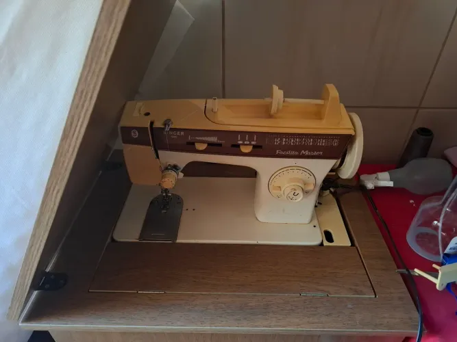 Vendo máquina de costura Singer 