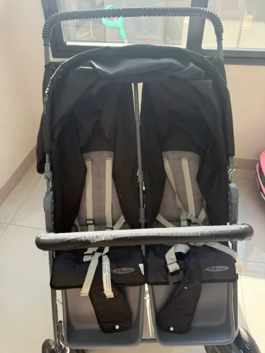 Vende-se carrinho para gêmeos
