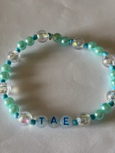 Pulseira de miçangas escrito ?Tae?