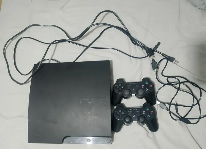 VENDE-SE UM PS3 2 CONTROLES ORIGINAL E 45 JOGOS GRAVADO NA MEMÓRIA!