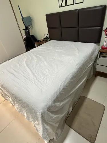 Cama box casal Euro Colchões com baú e cabeceira