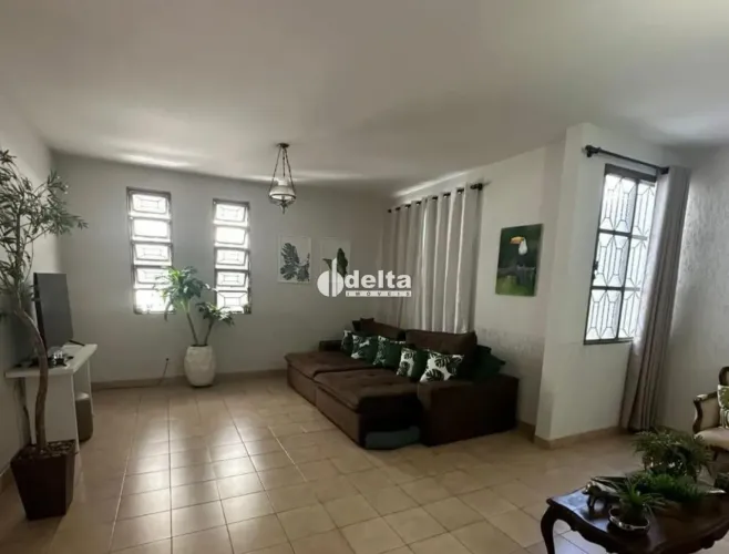 Casa com 3 quartos 1 sendo suíte disponível para venda no bairro Tubalina Uberlândia em Ub