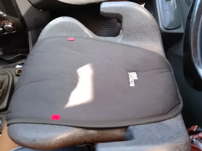 Assento para criança sentar no carro 