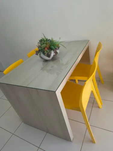 mesa com tampão de vidro + 4 cadeiras tramontina