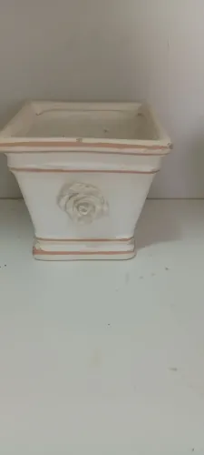 Cachepô de Cerâmica Branca com Detalhe de Rosa - Estilo Shabby Chic