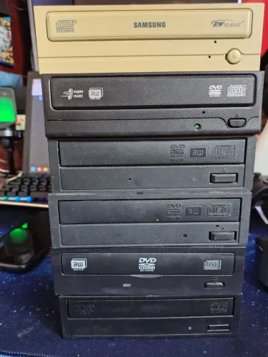 6 unidade leitoras de disco para Pc. 4 ide e 2 sata. No estado