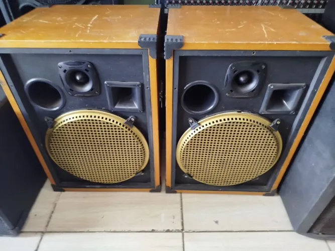 (PAR DE CAIXAS PASSIVAS SEMI-NOVAS DE FRENTE 3 VIAS 15" X 500W MOD. RETRÔ)