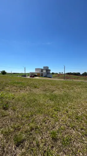 Terreno alto em condominio Fechado