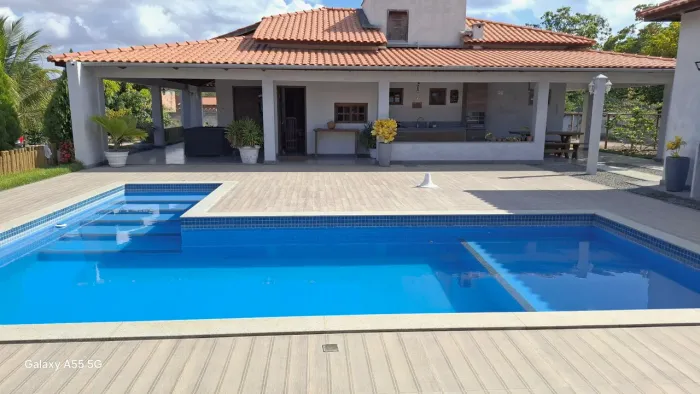Bela chácara com uma linda casa 3/4, um com suite, piscina, espaço gourmet e pomar, murada