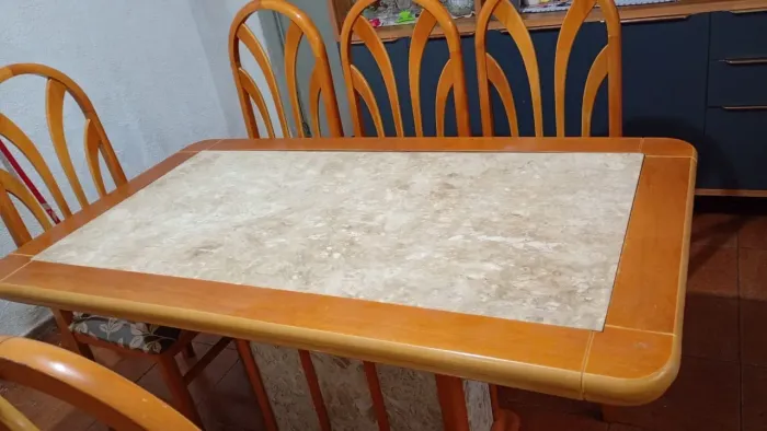 Mesa de mármore com madeira