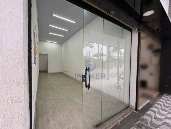 Salão comercial no Centro de Suzano/SP; 28 m²; 1 banheiro; copa; fachada de vidro.