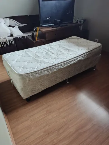 Box solteiro com colchão ou sem