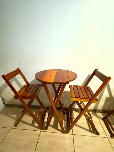 Mesa de madeira bistrô